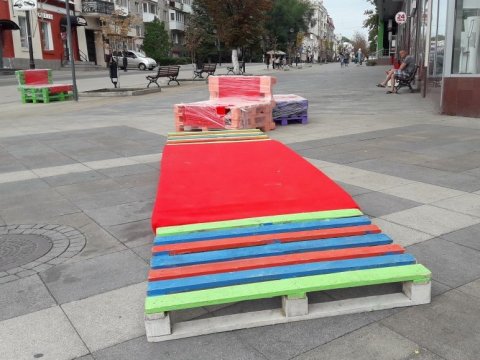 Мэрия призвала саратовцев не воровать скамейки из паллет и не портить ярнбомбинг