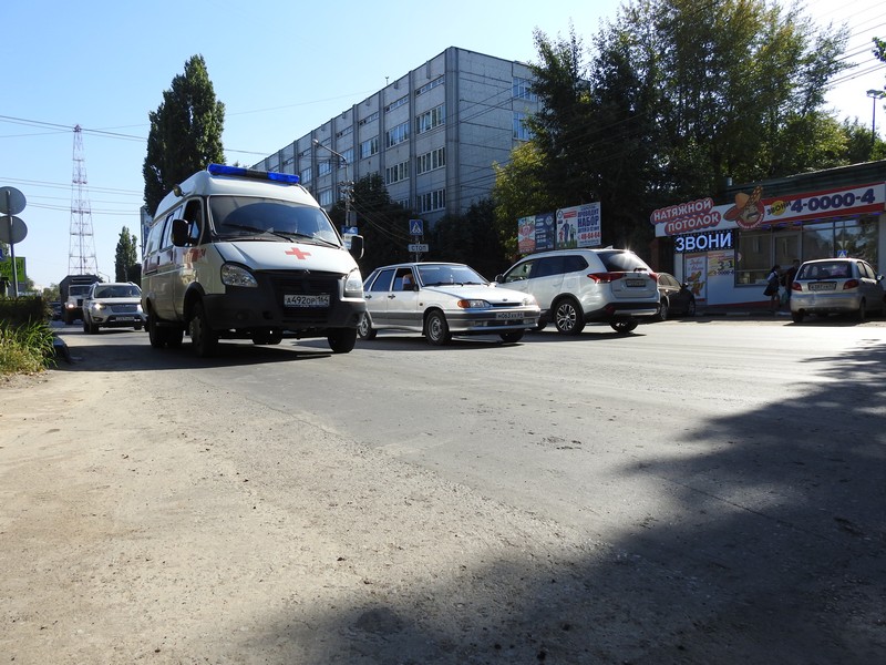 Чиновники осмотрели восстановленную после замены труб улицу Соколовую в Саратове