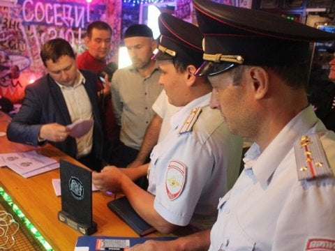 Полиция и общественники проверили жалобы саратовцев о ночном шуме в баре 