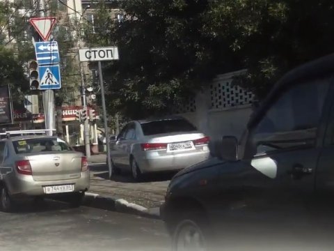 В Саратове автомобиль с правительственными номерами ехал по тротуару