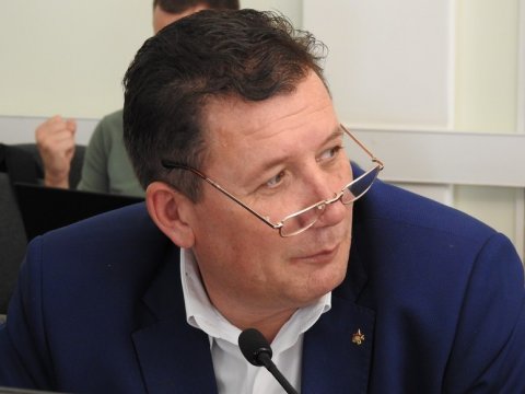 Саратовский депутат потребовал не выражаться словами «пергола» и «шпалеры»