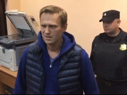 Навальный арестован на 20 суток после пяти секунд свободы