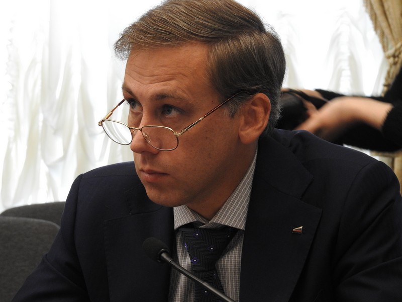 Представитель «Опоры России» нашел трещины на фасаде мэрии Саратова