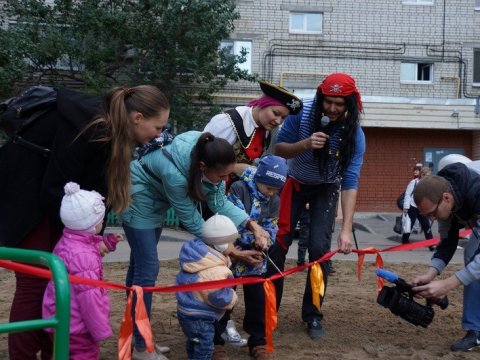 Энергетики установили детскую площадку на улице Соколовой