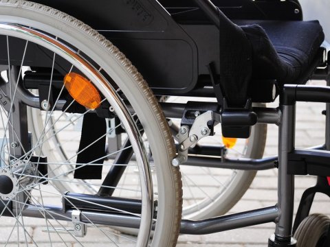 Энгельсскому ребенку-инвалиду не выдавали кресло-коляску