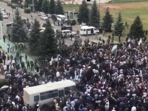 На многотысячном митинге в Ингушетии силовики начали стрельбу в воздух