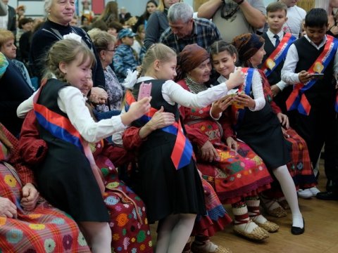 Саратовские школьники сделали селфи с дочерью Агнии Барто и «Бурановскими бабушками»