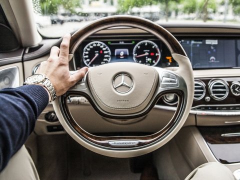 Работник саратовской СТО угнал и разбил Mercedes клиентки