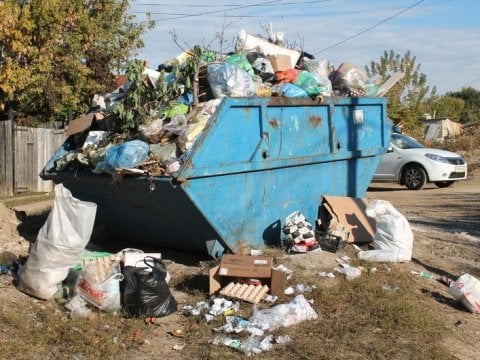 Саратовские чиновники и общественники проверили неубранные мусорки
