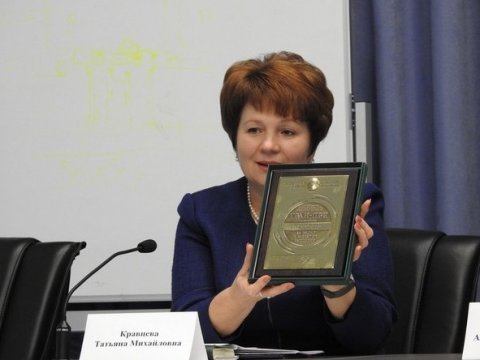 Саратовский министр показала полученную из рук Патрушева награду