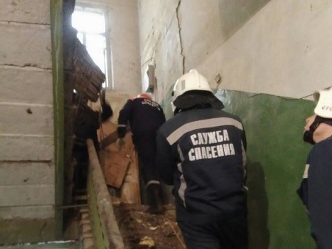 ГЖИ: Обвалившийся потолок в доме на Челюскинцев отремонтируют к 1 декабря