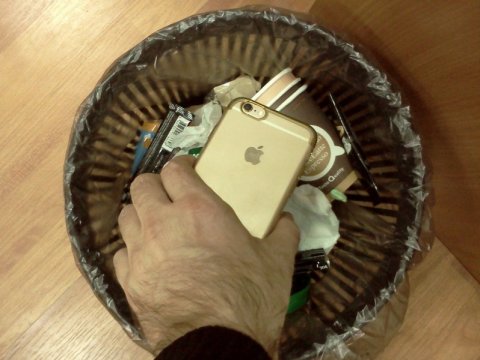 Саратовец выбросил украденный у незнакомки iPhone 6