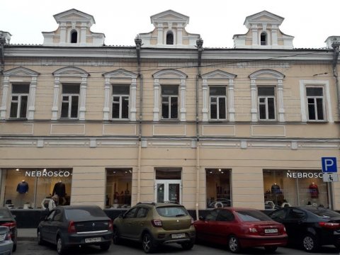 Прокуратура лишила магазин в центре Саратова вывески и кондиционера