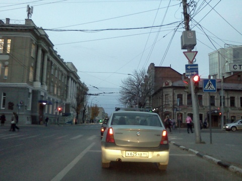 «Замерший» на красном светофор спровоцировал пробки на Чапаева