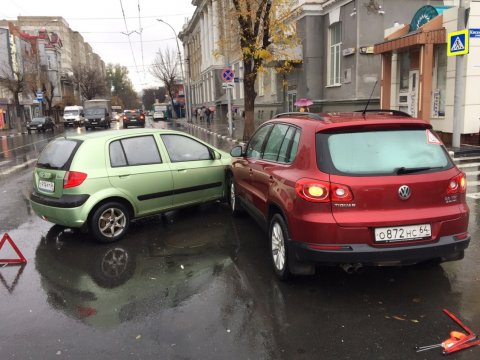 Два столкнувшихся автомобиля перегородили дорогу в центре Саратова