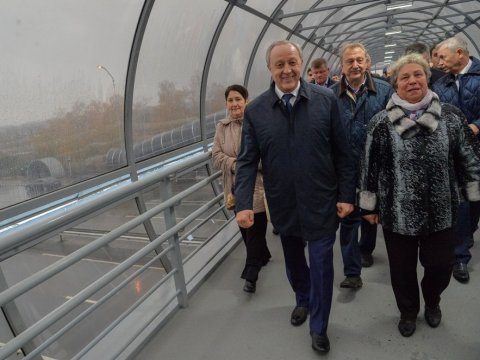 Саратовский губернатор осмотрел новый пешеходный переход 