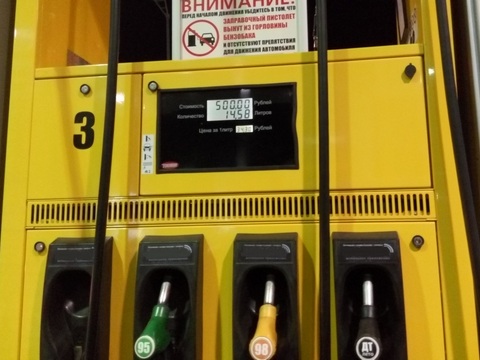 СМИ: Нефтяники предложили поднять цены на бензин еще на пять рублей