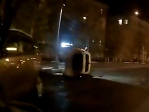 После ДТП на проспекте Строителей перевернулся автомобиль