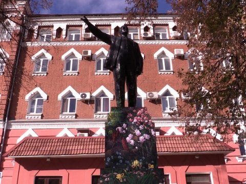 В Саратове вновь раскрасили памятник Ленину