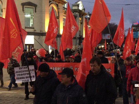 В Саратове на проспекте Кирова КПРФ провела марш протеста 