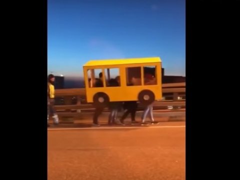 Во Владивостоке художники притворились автобусом и прошли по запретному для пешеходов мосту