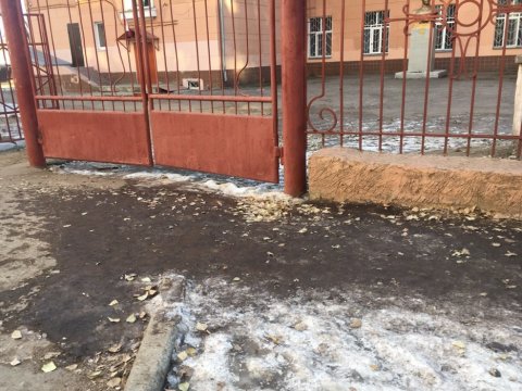Рядом с саратовской школой из-за коммунальной аварии образовалось ледяное поле