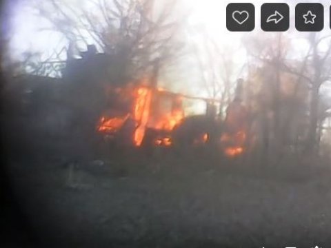 Заводчане засняли очередной пожар в расселенном доме