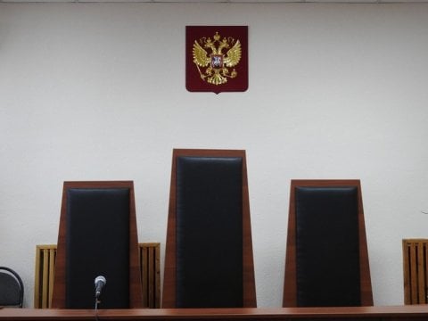 Потенциальной обвиняемой во взяточничестве экс-судье из Балашова не могут вручить повестку