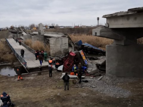 В Воронежской области обрушился ремонтируемый мост с двумя грузовиками