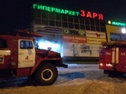 В Кемеровской области 70 человек тушат пожар в торговом центре «Заря»