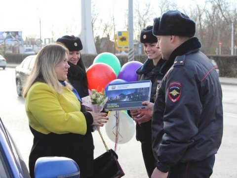 Автоинспекторы из Саратова и Энгельса поздравили женщин-водителей с Днем матери