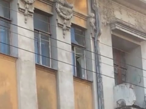 Из окна дома Яхимовича на головы прохожим грозит обрушиться стекло