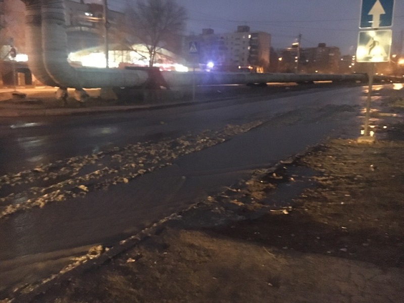 Коммунальный прорыв на Лебедева-Кумача спровоцировал потоп на проезжей части