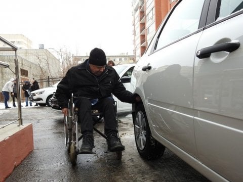 Радаев вручил ключи от Lada Granta пострадавшим на производстве