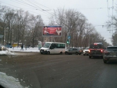 ДТП на проспекте 50 лет Октября полностью блокировало проезд к центру Саратова