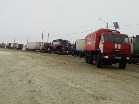 В Краснодарском крае более 700 автомобилей простояли в пробках из-за снежных заносов