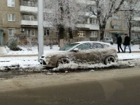 Из-за коммунальной аварии в центре Саратова в асфальт вмерзли автомобили
