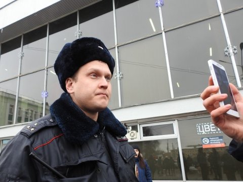 Перед прибытием на вокзал группы IC3PEAK саратовских журналистов остановил полицейский