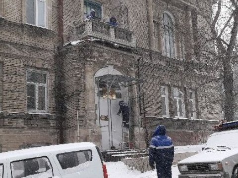 Чиновники проверят законность установки козырька на старинный дом в центре Саратова