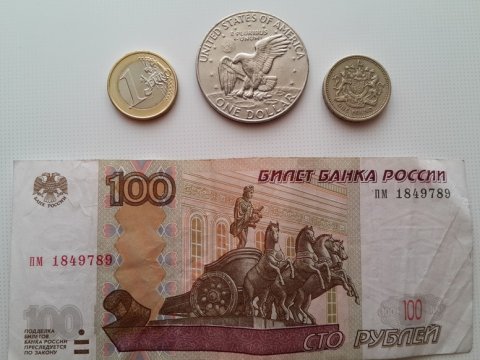 Госдума одобрила запрет уличных табло с курсами валют