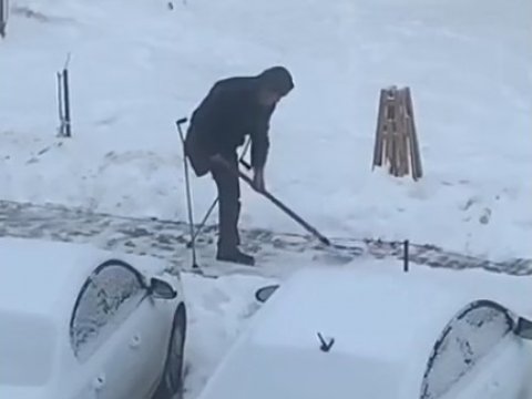 В Саратове двор расчищал от снега одноногий инвалид