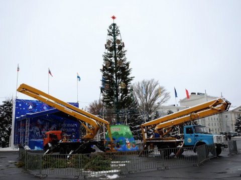 На Театральной площади начался монтаж новогодней елки