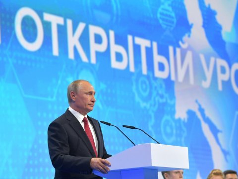 СМИ: На Всероссийском открытом уроке Путин посоветовал не ждать помощи от государства