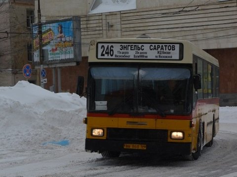 В Энгельсе автобус № 246 с пассажирами застрял в сугробе