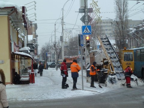 К уборке снега в Саратове привлекут 400 сотрудников заводов