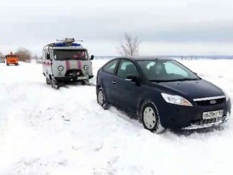 Под Марксом спасатели вызволили машину по пути на ложный вызов