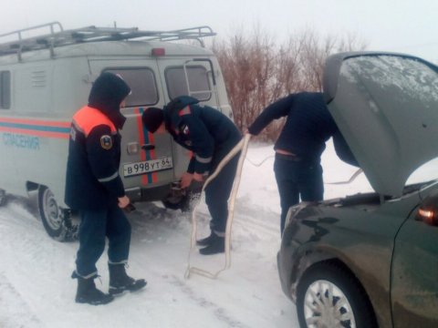 Спасатели под Новоузенском откопали из снега автомобили с тремя детьми