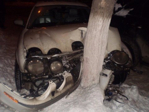 В центре Саратова юный водитель разбил Jaguar о дерево