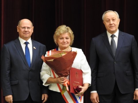 Общественница Королькова получила регалии почетного гражданина области