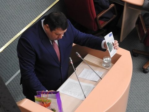 Депутат облдумы попытался подарить единороссам книгу «Последний вагон на север»